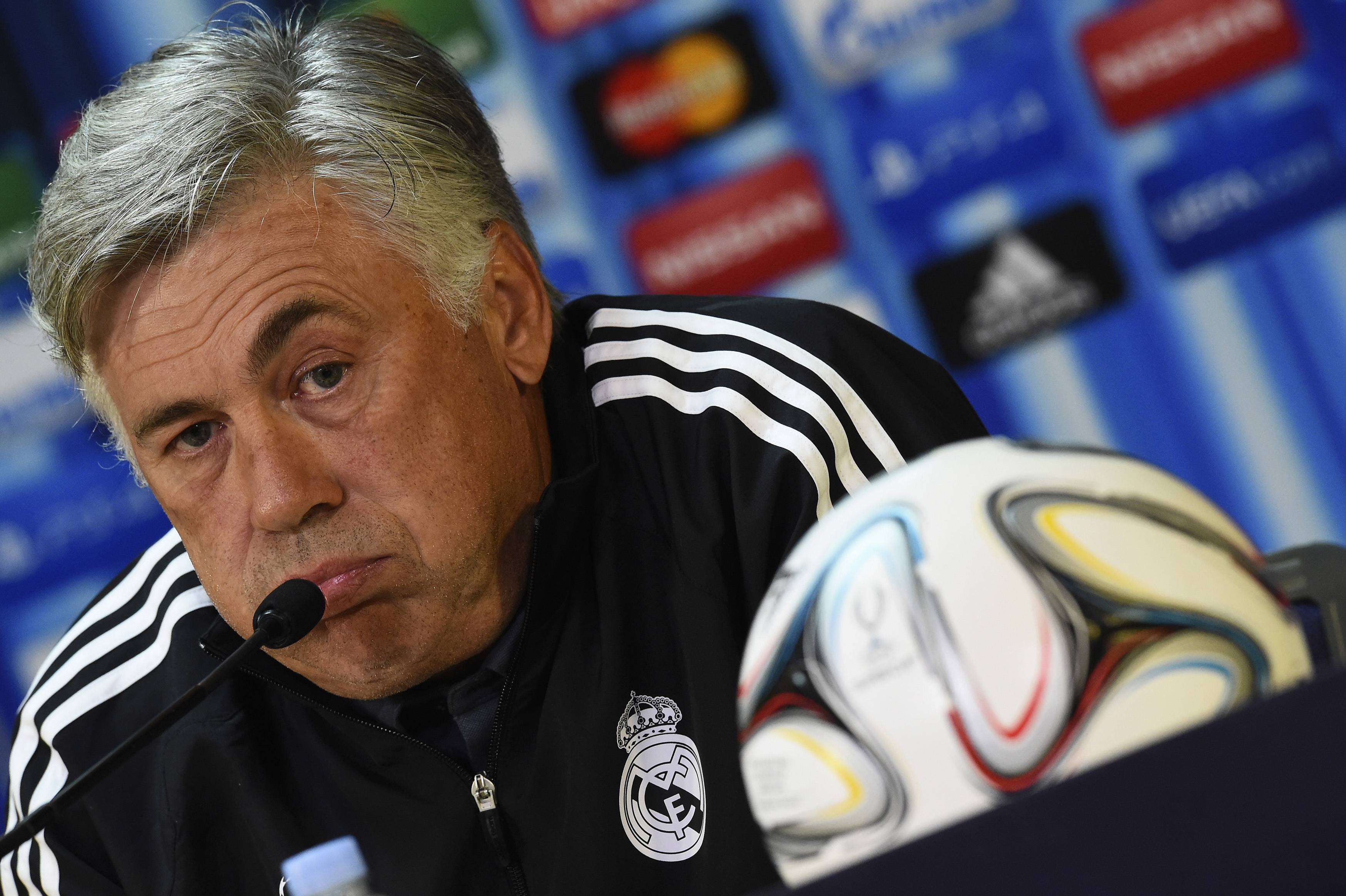 HLV Ancelotti trong cuộc họp b&aacute;o trước trận