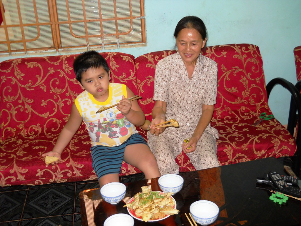 C&ugrave;ng gia đ&igrave;nh ăn Mảy Nhương