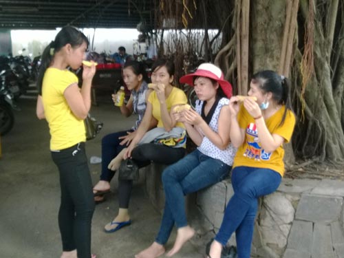 Kh&ocirc;ng nuốt nổi cơm của c&ocirc;ng ty, những c&ocirc;ng nh&acirc;n n&agrave;y phải ăn bắp trừ cơm. Ảnh: MAI CHI