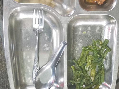 Bữa cơm thường ng&agrave;y của c&ocirc;ng nh&acirc;n. Ảnh: MAI CHI