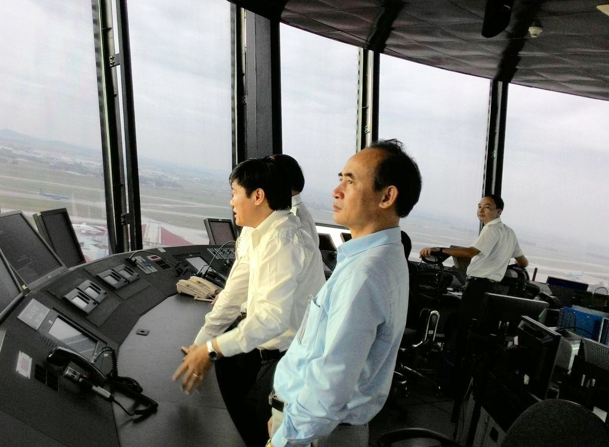 Tổng gi&aacute;m đốc Tổng c&ocirc;ng ty quản l&yacute; bay Đinh việt Thắng (&aacute;o v&agrave;ng) trực tiếp l&ecirc;n đ&agrave;i chỉ huy xử l&yacute; t&igrave;nh huống hạ c&aacute;nh khẩn nguy - Ảnh: H&agrave;ng kh&ocirc;ng Việt Nam