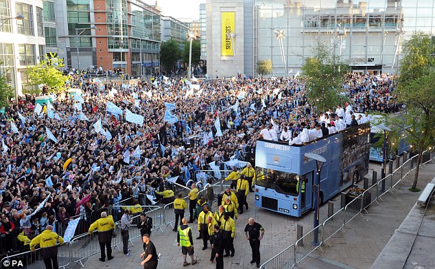 Đường phố Manchester City ngập tr&agrave;n sắc xanh