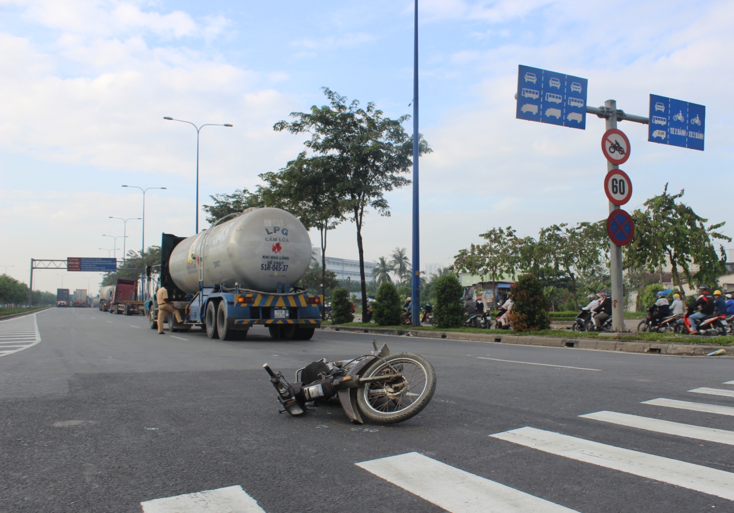 Nhiều xe vượt đèn đỏ tại giao lộ này