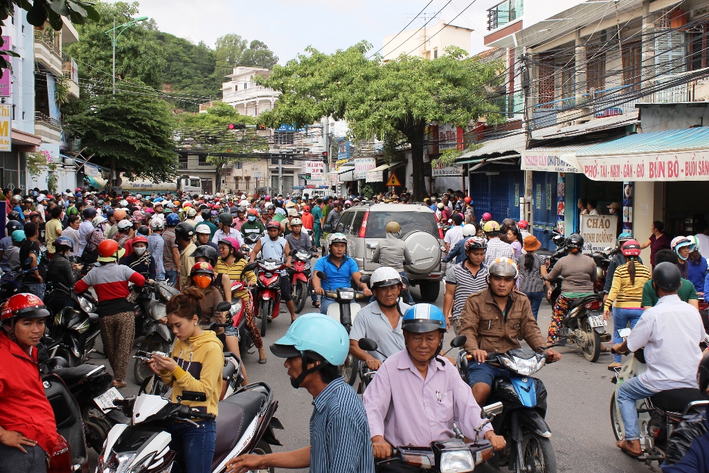 Người d&acirc;n tập trung k&iacute;n khu vực đường Đặng Tất Hộp giấy nghi c&oacute; tro cốt người chết   