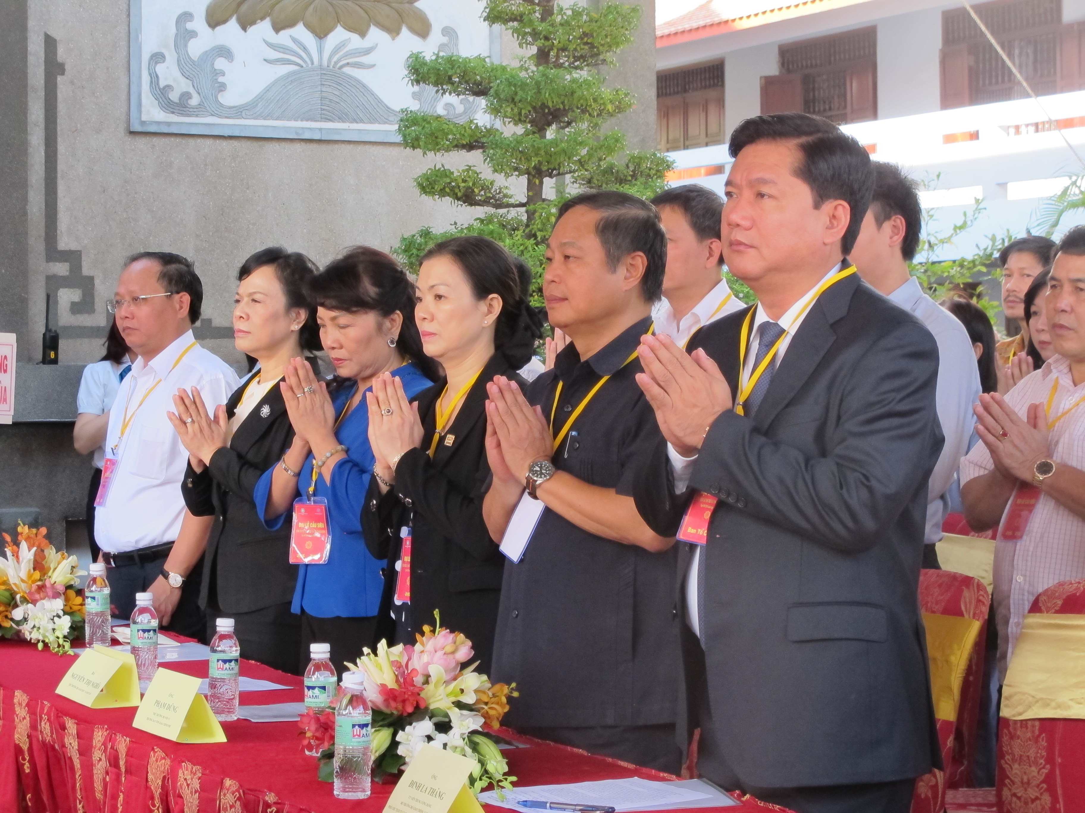 &nbsp;Bộ trưởng Bộ GTVT Đinh La Thăng v&agrave; l&atilde;nh đạo c&aacute;c Bộ, ng&agrave;nh, UBND TPHCM tưởng niệm c&aacute;c nạn nh&acirc;n tử cong v&igrave; TNGT