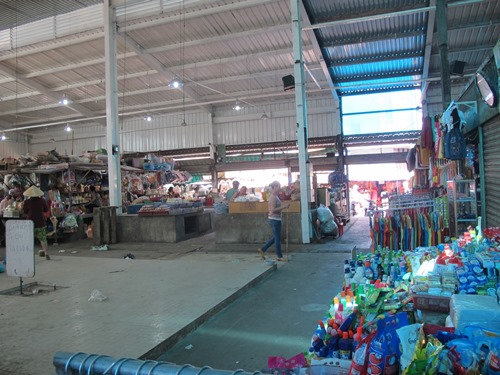 Cảnh vắng hoe bên trong chợ Bình Long