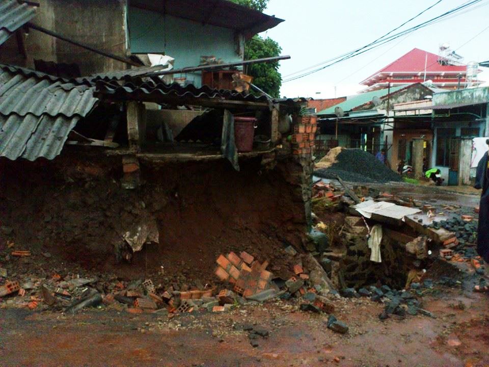 Mưa lớn l&agrave;m nhiều nh&agrave; d&acirc;n bị hư hại nặng