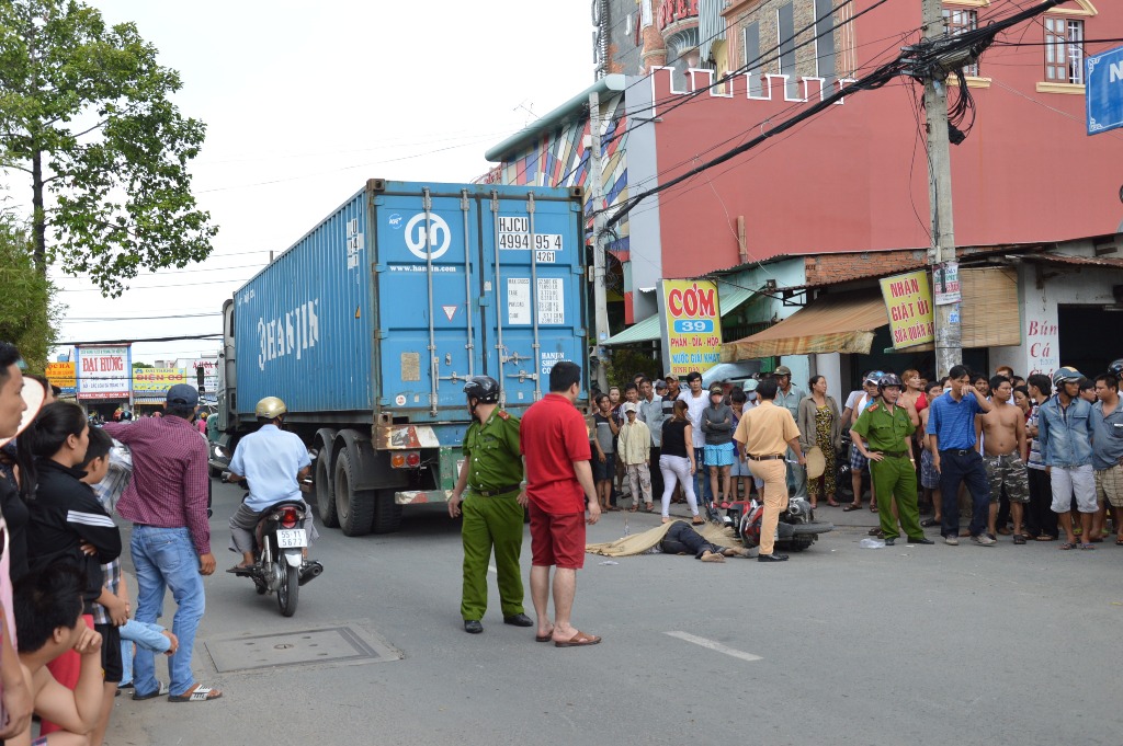 Hiện trường vụ tai nạn tr&ecirc;n đường TMT2A, quận 12, v&agrave;o trưa 4-6, khiến &ocirc;ng Hu&acirc;n thiệt mạng dưới b&aacute;nh xe container