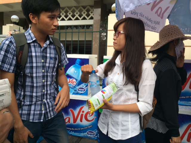 Thí sinh Hoàng Phương (áo trắng) là một trong những thí sinh rời phòng thi sớm tại Trường ĐH KHoa học Tư nhiên