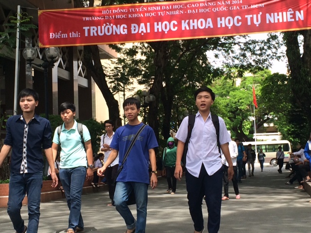 Thí sinh ra về sau giờ làm bài môn toán sáng 4-7.