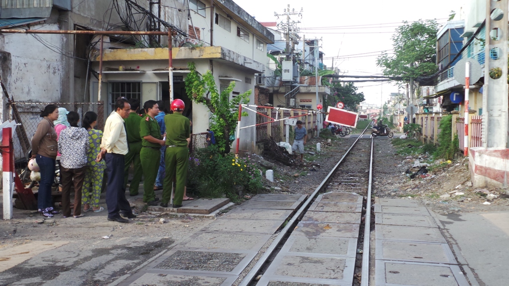 Đoạn đường sắt Bắc - Nam giao với đường Huỳnh Văn B&aacute;nh,nơi người phụ nữ lao v&agrave;o đường ray v&agrave; tử vong