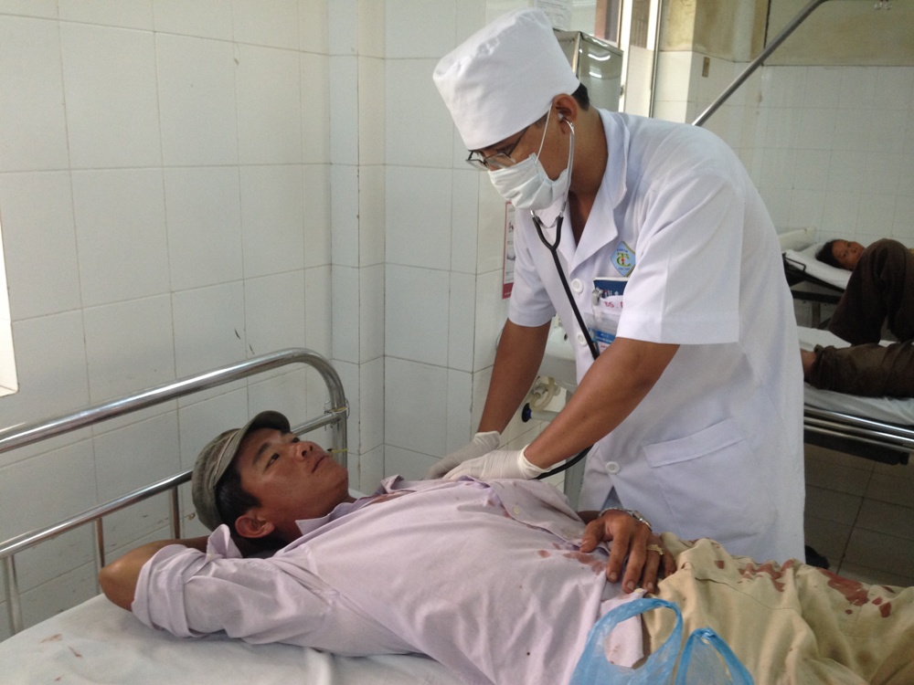 Sập nhà tiền chế, 4 người vào cấp cứu