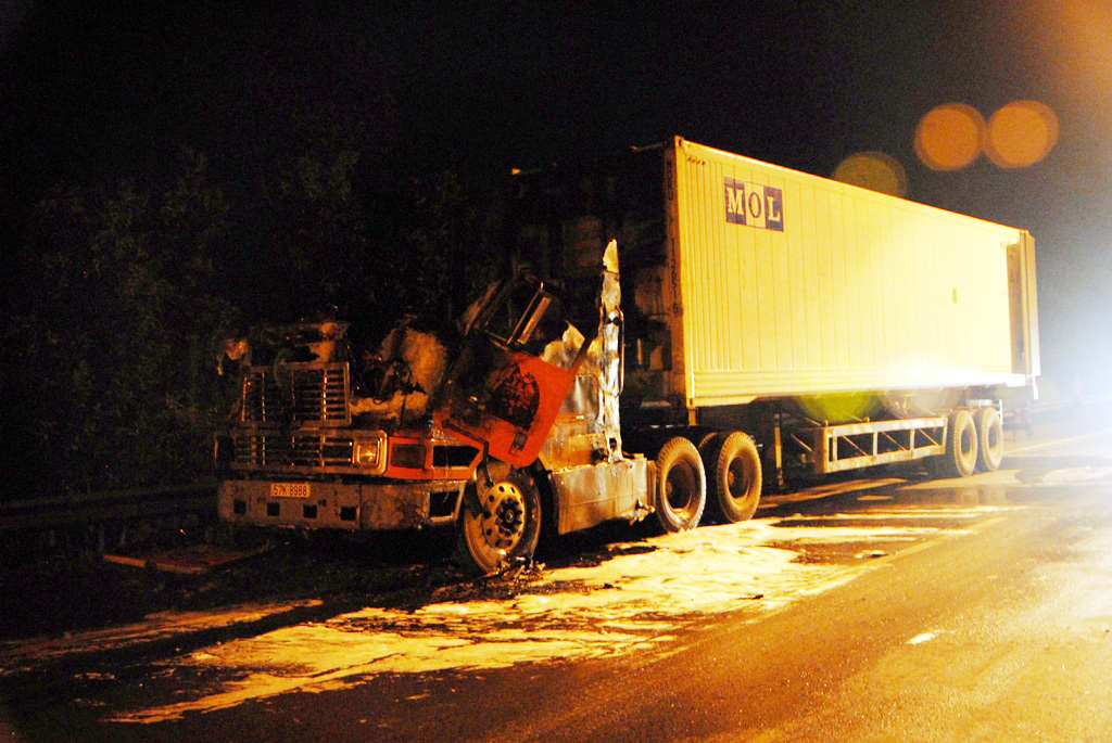 Xe container bốc cháy trên đường dẫn cao tốc