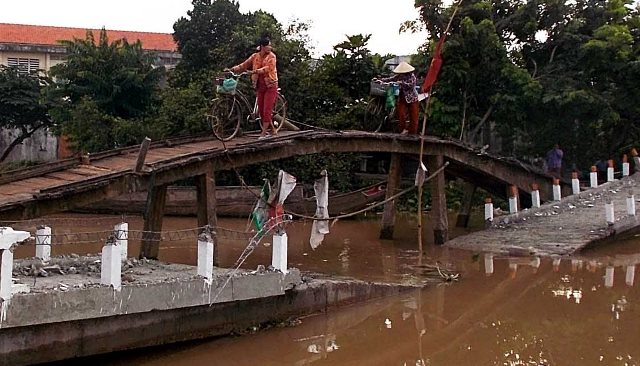 Chiếc cầu bắc qua s&ocirc;ng bị sụp đoạn giữa