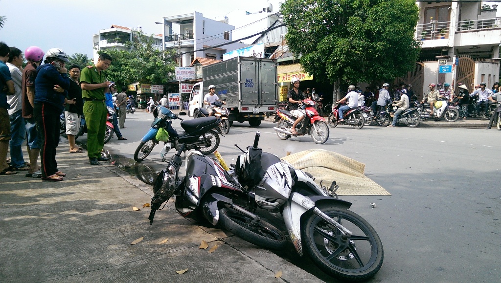 Do phóng nhanh, một thanh niên đã tự gây tai nạn trên đường