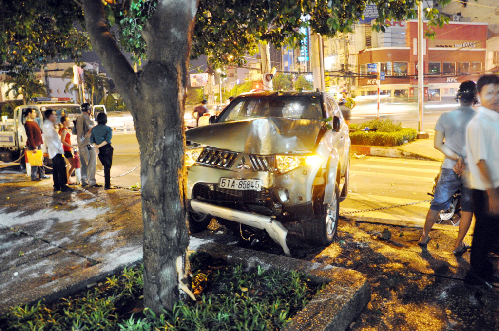 "Xe điên" tông liên hoàn làm náo loạn công viên 23-9