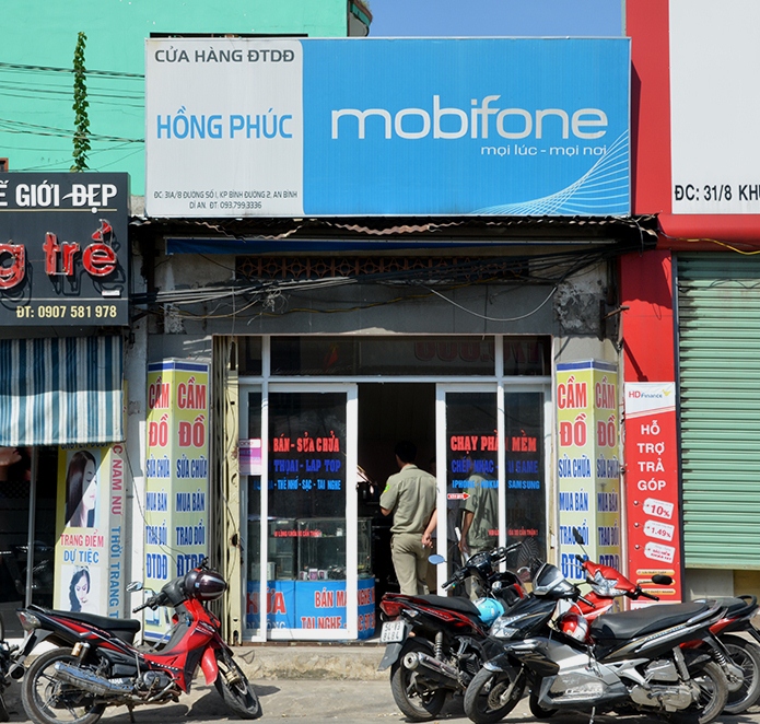 Cửa h&agrave;ng điện tử Hồng Ph&uacute;c nới xảy ra vụ trộm t&aacute;o tợn.