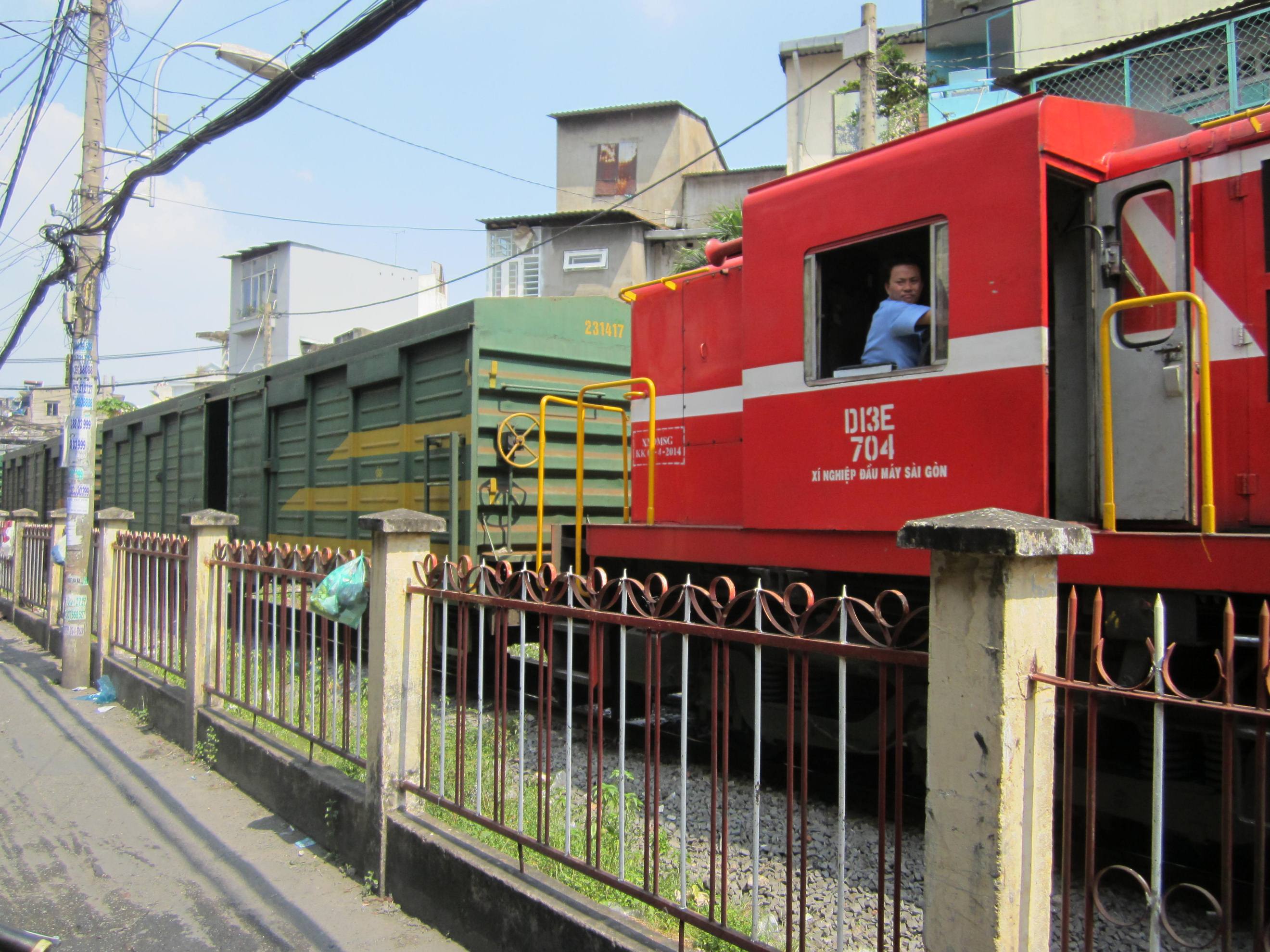  Km1732 + 498, đoạn ngang đường Nguyễn Kiệm, quận Ph&uacute; Nhuận, nơi xảy ra vụ tai nạn đường sắt   