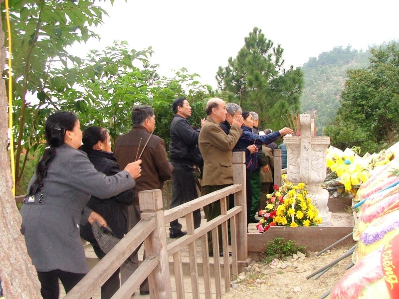Mặc cho trời mưa gi&oacute;, người d&acirc;n vẫn th&agrave;nh k&iacute;nh d&acirc;ng n&eacute;n hương l&ograve;ng đến Đại tướng