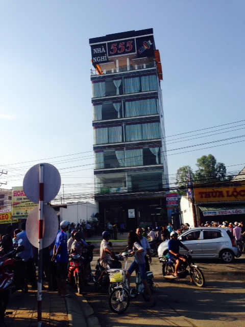 Xả súng kinh hoàng trong nhà nghỉ lúc rạng sáng