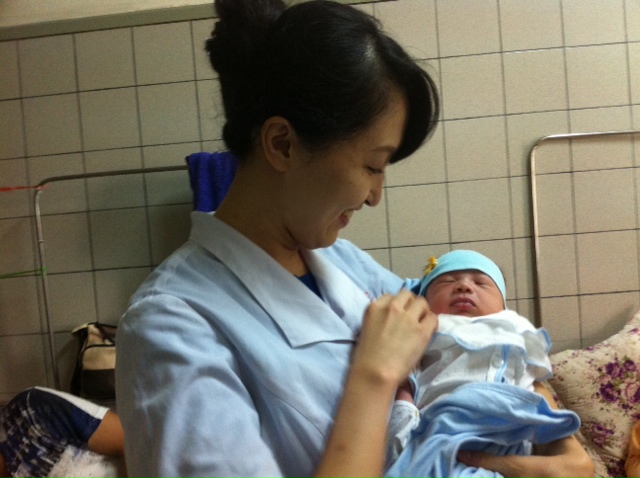 Điều dưỡng người Nhật Bản Mika thăm bệnh nhi được c&ocirc; đỡ đẻ trong qu&aacute; tr&igrave;nh người mẹ chuyển dạ
