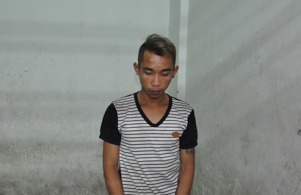 v&agrave; Ng&ocirc; Văn Anh (tức Khang, SN 1992, ngụ đường Nguyễn Cảnh Ch&acirc;n, phường Cầu Kho, quận 1) trong nh&agrave; tạm giam.
