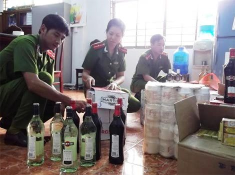 Bắt xe khách chở 160 chai rượu Chivas nhập lậu