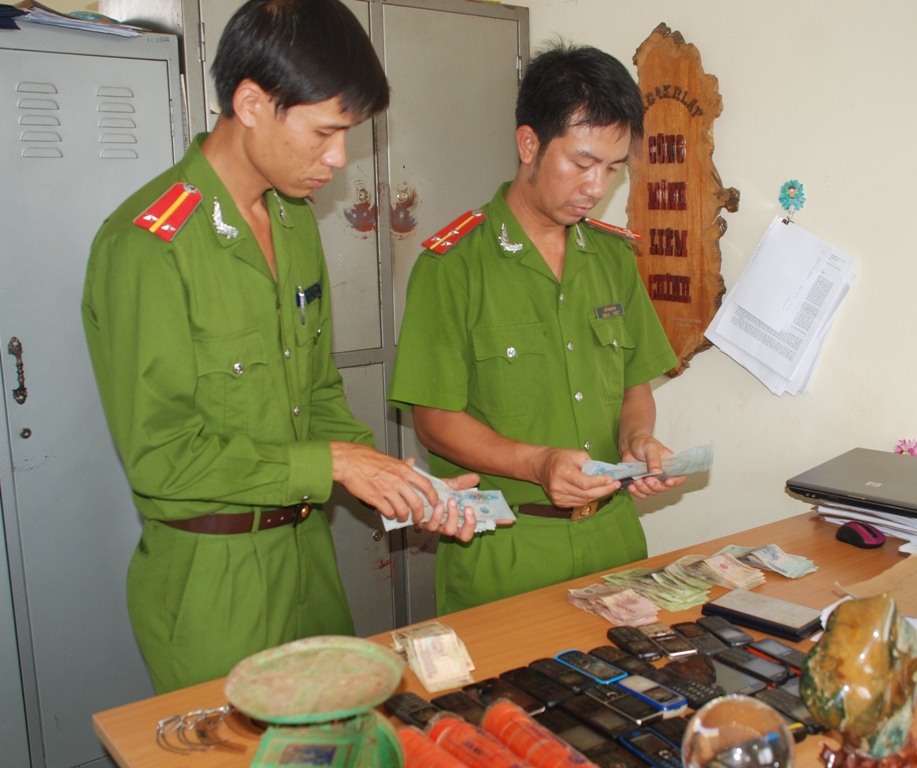Lực lượng c&ocirc;ng an&nbsp;đ&atilde; tạm giữ nhiều tang vật của vụ&nbsp;&aacute;n