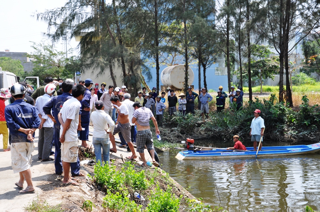 C&ocirc;ng nh&acirc;n vệ sinh c&oacute; mặt đưa x&aacute;c nạn nh&acirc;n l&ecirc;n bờ v&agrave; chuyển về bệnh viện để kh&aacute;m nghiệm tử thi