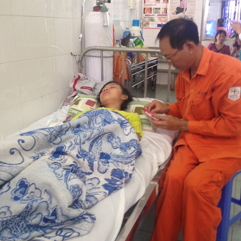 trong 4 học sinh bị đuối nước, em Huỳnh Kim Ng&acirc;n may mắn tho&aacute;t chết v&agrave; đang nằm điều trị tại bệnh viện