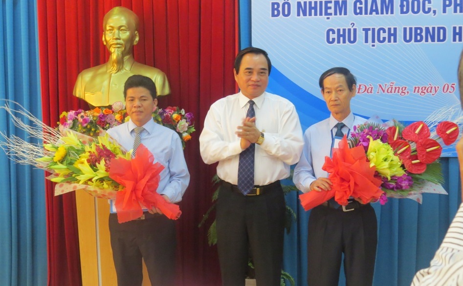 Chủ tịch UBND TP Đ&agrave; Nẵng (giữa) tặng hoa ch&uacute;c mừng cho &ocirc;ng V&otilde; C&ocirc;ng Ch&aacute;nh (tr&aacute;i) v&agrave; &ocirc;ng Đặng C&ocirc;ng Ch&uacute;c (phải)