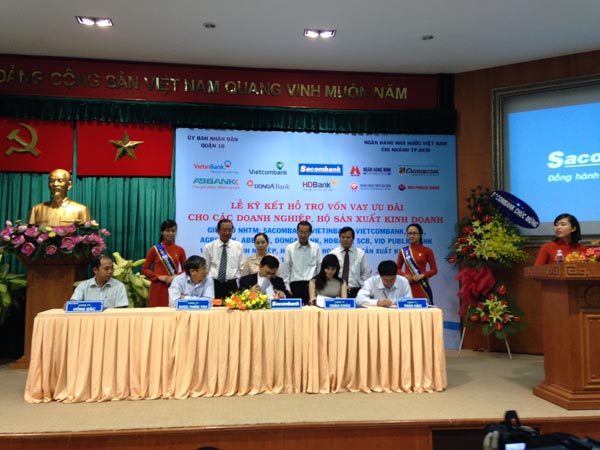 Ngân hàng ồ ạt bơm vốn lãi suất thấp