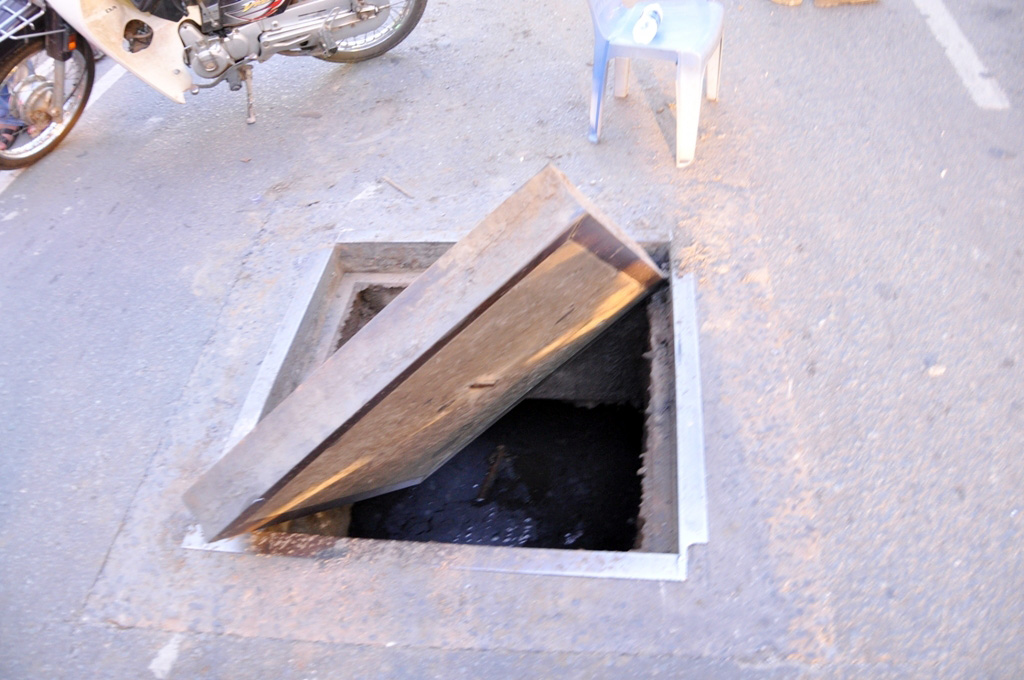 Lực nổ kinh hoàng làm tấm nắp cống nặng khoảng 100 kg bị hất tung lên khỏi mặt đường.