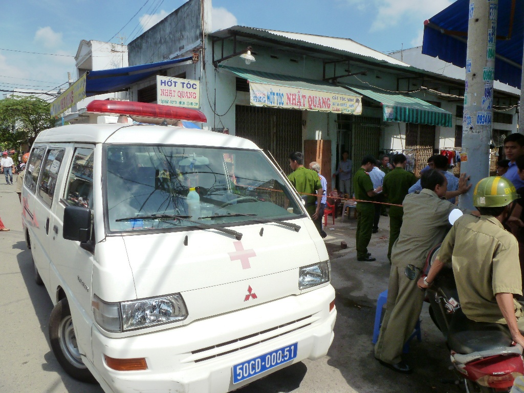 Xe cứu thương chở nạn nh&acirc;n về nh&agrave; x&aacute;c để kh&aacute;m nghiệm tử thi