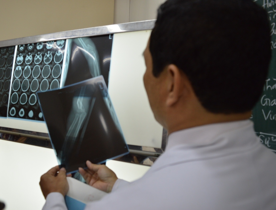 Theo chẩn đo&aacute;n của c&aacute;c b&aacute;c sĩ, c&aacute;c vết thương tr&ecirc;n người b&eacute; H. do chịu t&aacute;c động ngoại lực rất mạnh.