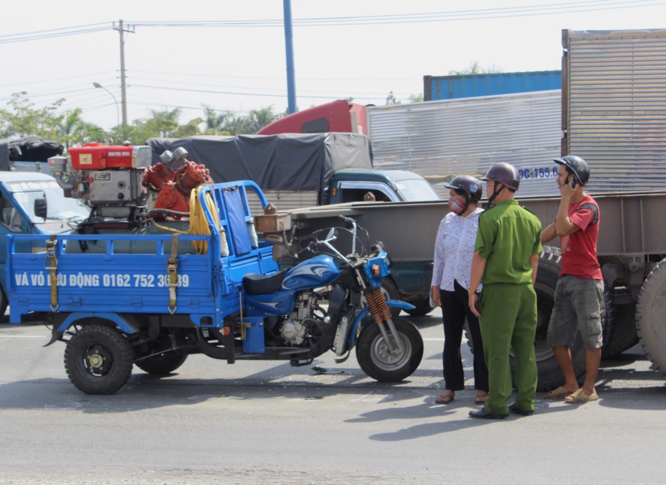 Chiếc xe ba g&aacute;c m&aacute;y t&ocirc;ng v&agrave;o&nbsp;đu&ocirc;i xe container.

&nbsp;