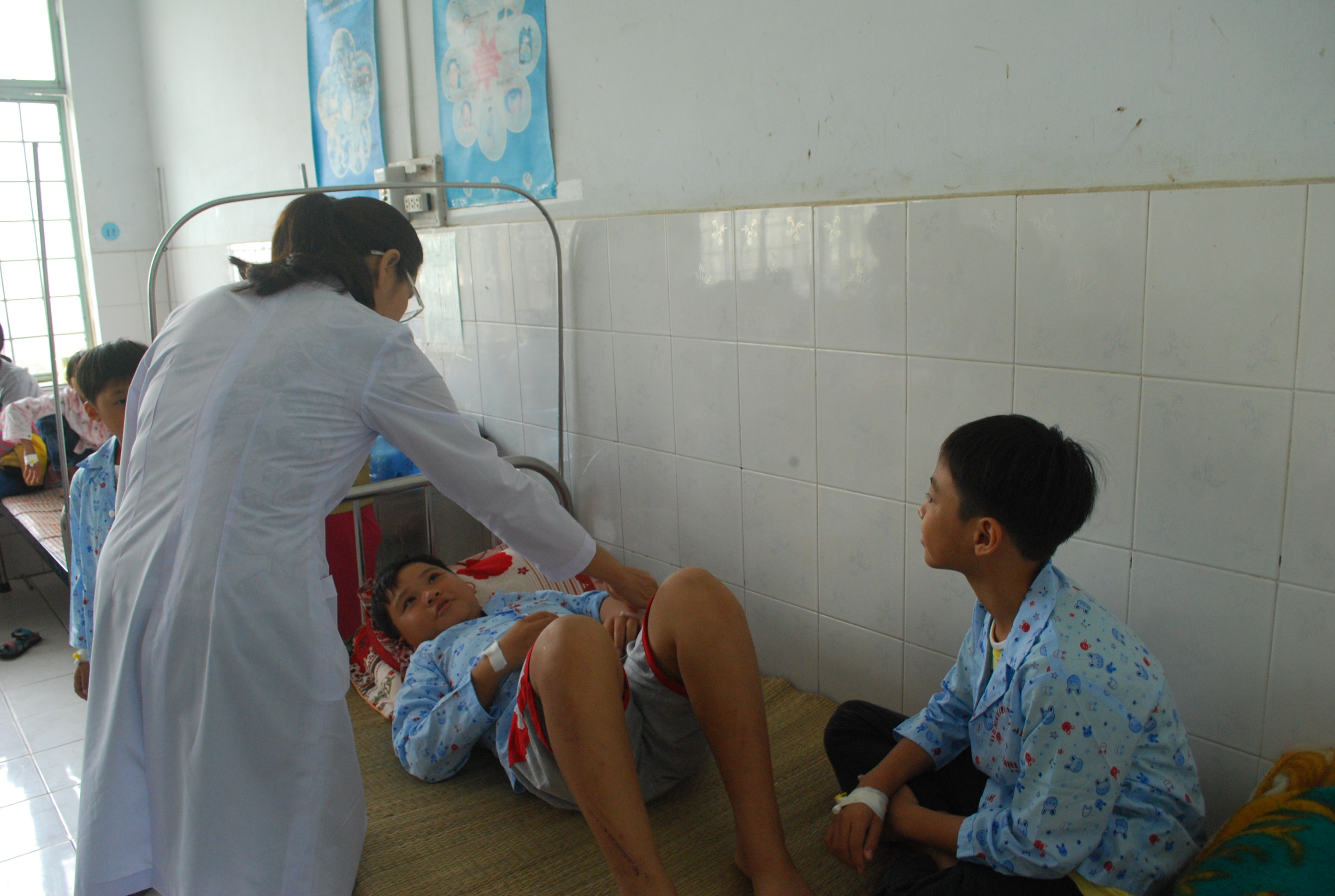 C&aacute;c b&aacute;c sĩ đang điều trị cho bệnh nh&acirc;n