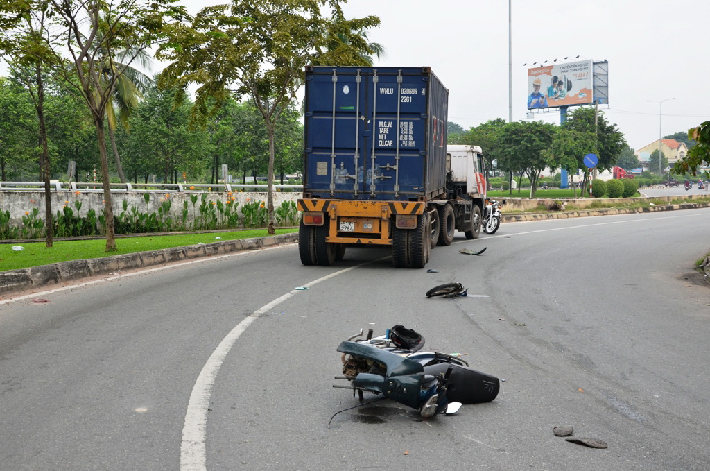 Hiện trường tai nạn khiến nam thanh ni&ecirc;n nguy kịch