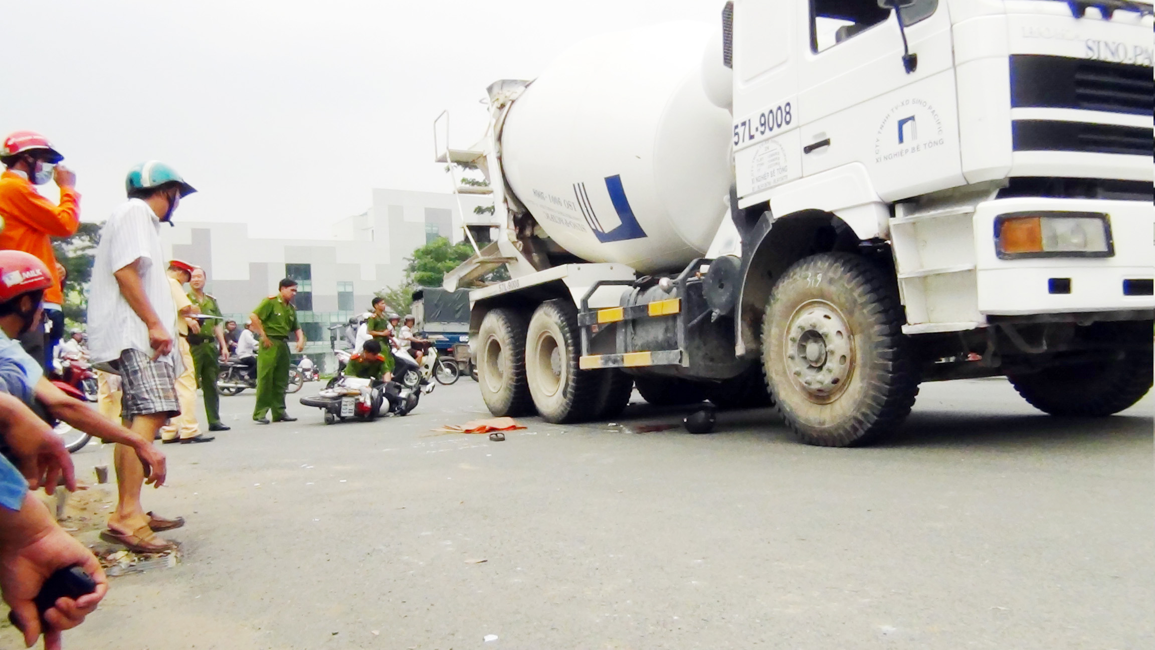 Kh&ocirc;ng may va quẹt với xe bồn khiến anh Nghĩa tử vong trước khi đến bệnh viện.