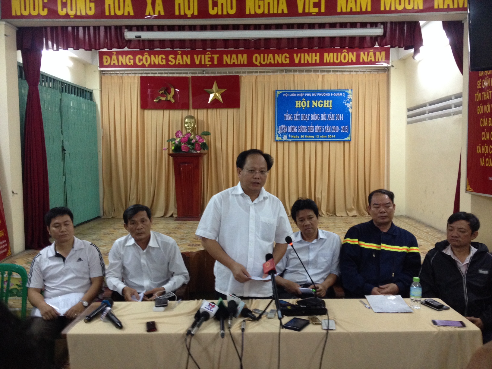 &Ocirc;ng Tất Th&agrave;nh Cang tại buổi họp b&aacute;o ngắn
