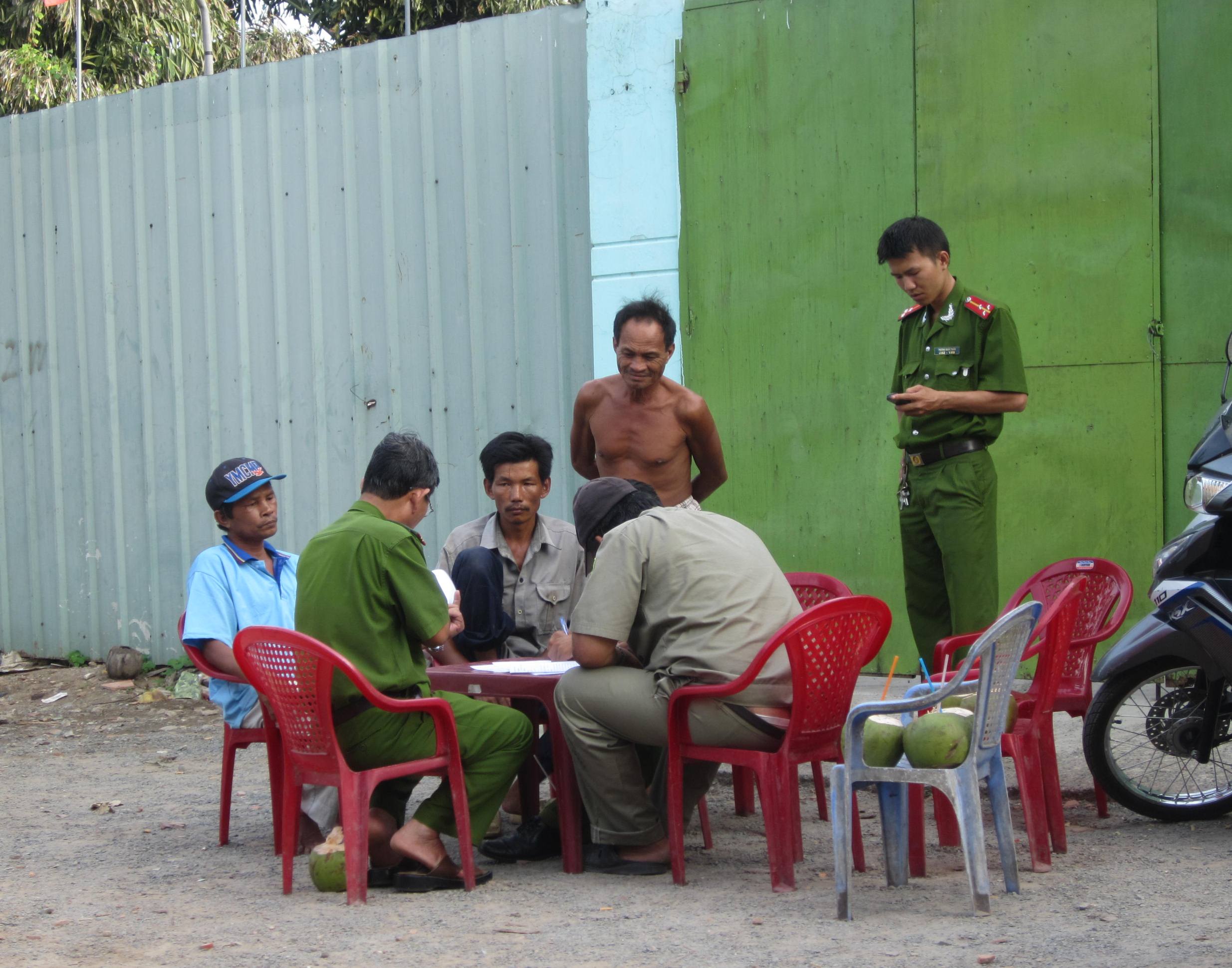 Lực lượng chức năng c&oacute; mặt bảo vệ hiện trường để phục vụ c&ocirc;ng t&aacute;c kh&aacute;m nghiệm.