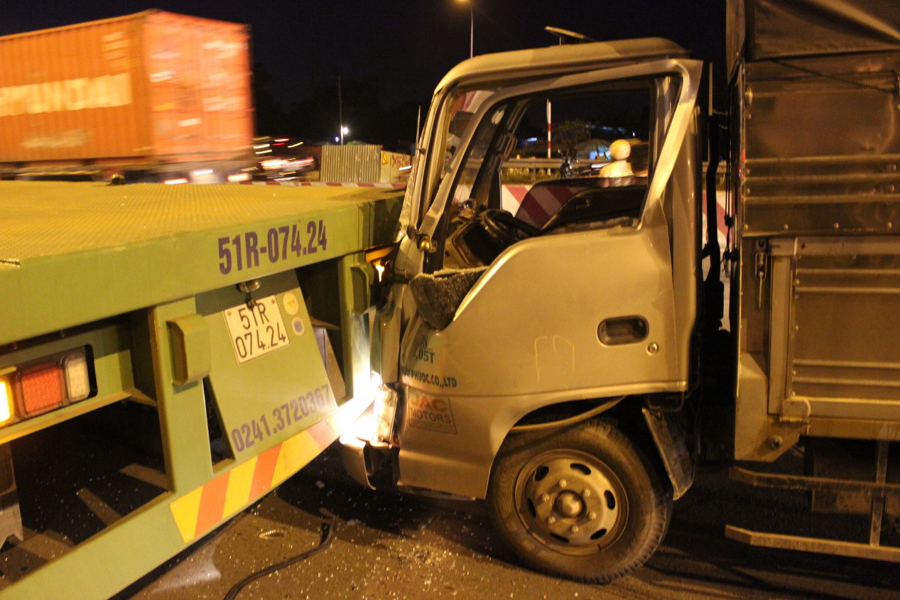 Chiếc xe tải &ldquo;cắm&rdquo; v&agrave;o đu&ocirc;i xe container, hư hỏng nặng.