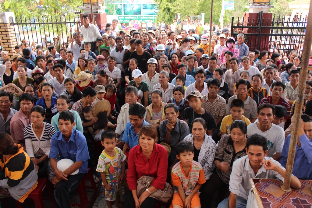 Hàng trăm người dân đến tham dự phiên tòa