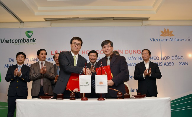 Ông Phạm Quang Dũng - Tổng giám đốc Vietcombank (hàng đầu, bên trái) và ông Phạm Ngọc Minh - Tổng giám đốc Vietnam Airlines đại diện cho 2 bên ký kết hợp đồng tín dụng