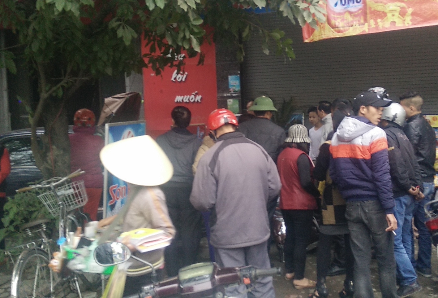 Vụ tai nạn thu h&uacute;t nhiều người d&acirc;n hiều kỳ đến xem. Ảnh: Đ&ocirc;ng Vĩnh