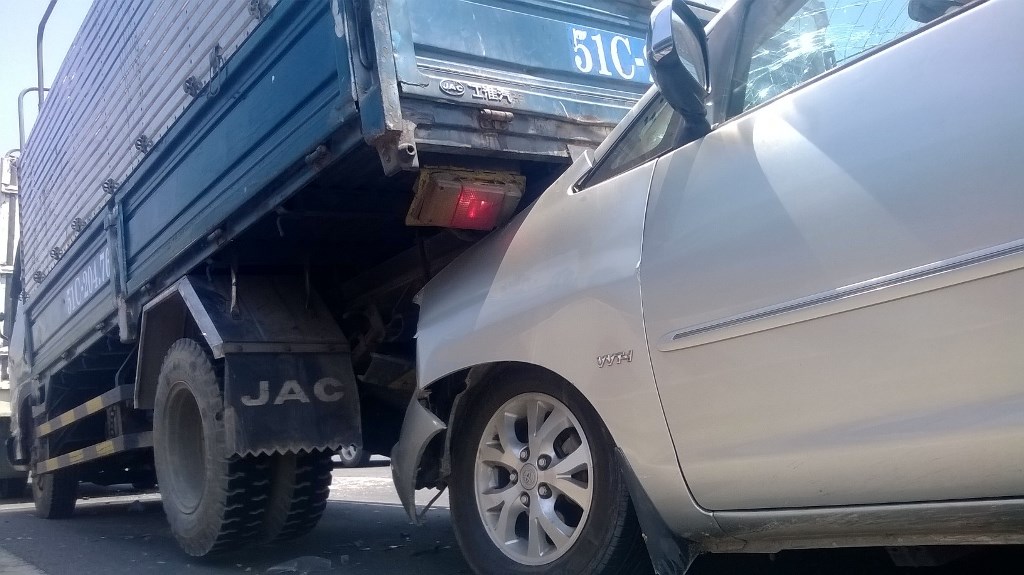 Tai nạn liên hoàn, xe 7 chỗ chui gầm xe tải