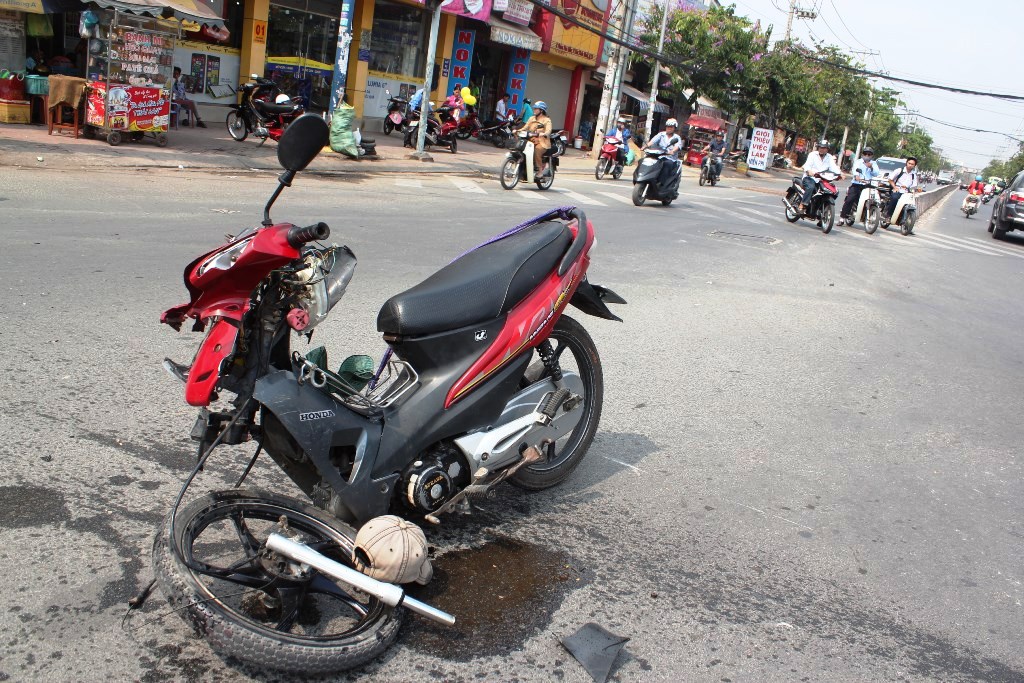 Hiện trường vụ tai nạn khiến một thanh ni&ecirc;n bất tỉnh, một xe m&aacute;y bị t&ocirc;ng đến g&atilde;y cả khung xe