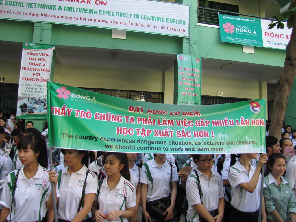 Hơn 1.000 sinh viên trường ĐH Đông Á mít tinh phản đối Trung Quốc đặt giàn khoan trái phép tại thềm lục địa Việt Nam.