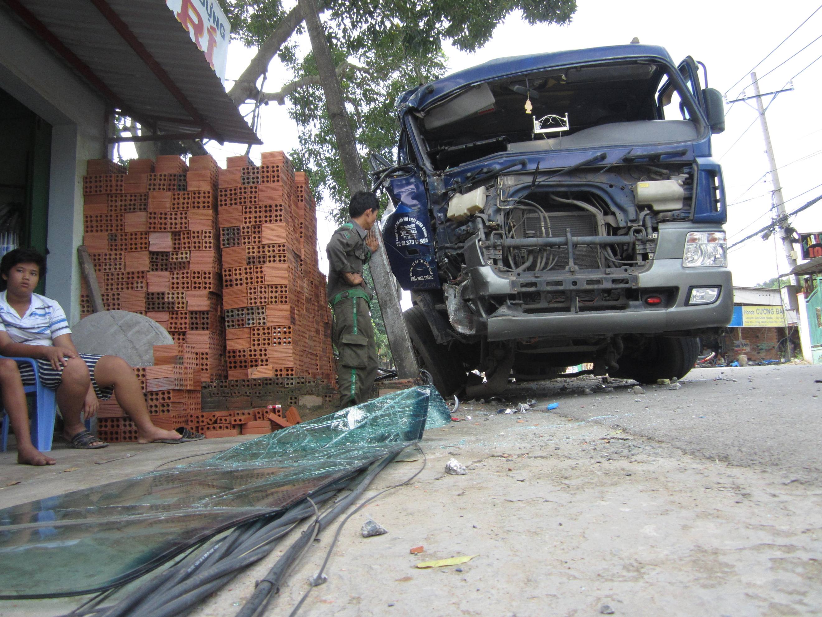 Xe bồn mất lái tông đổ hai trụ điện trước nhà dân