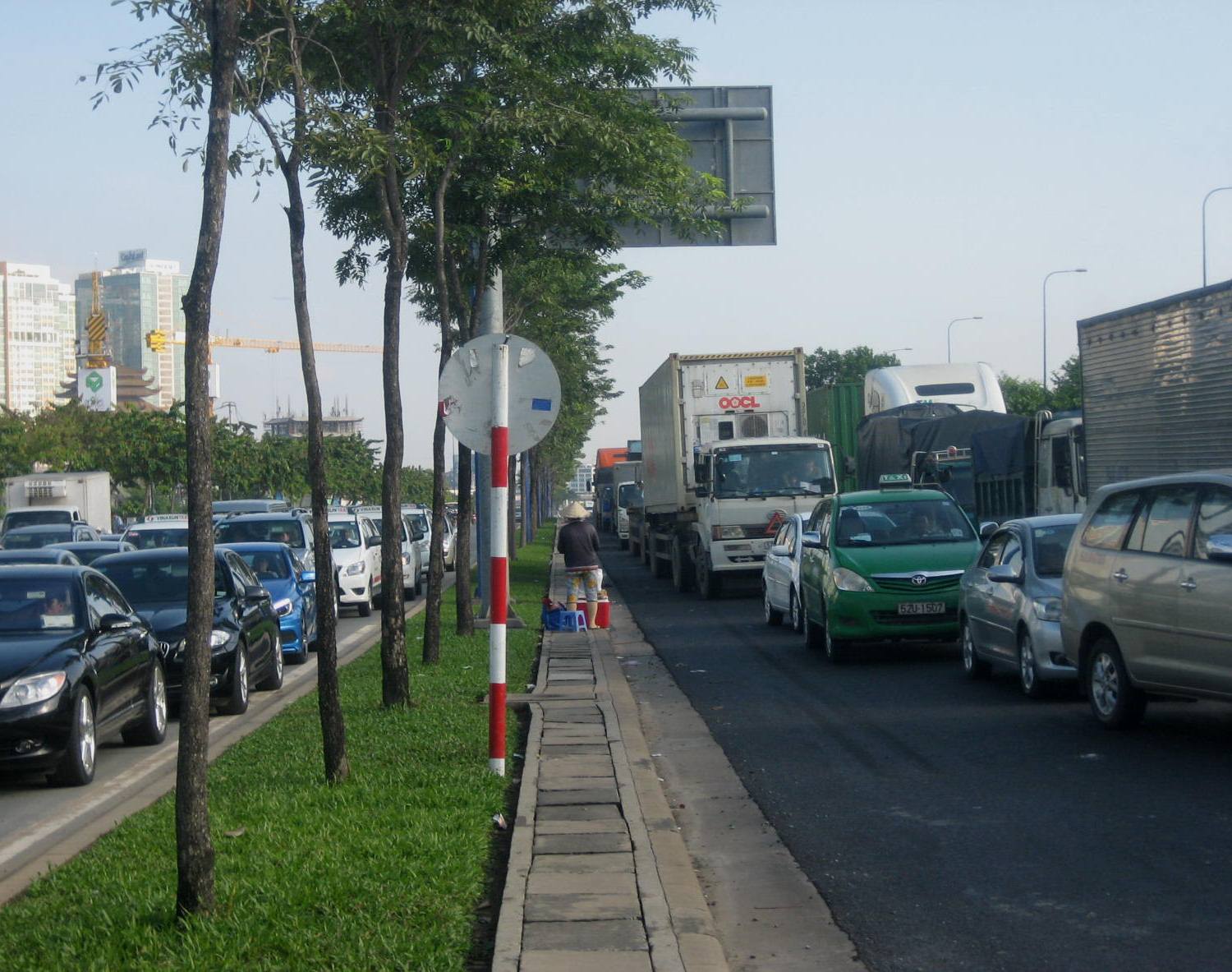 Hai vụ va chạm l&agrave;m đường Mai Ch&iacute; Thọ, đoạn qua khu vực xảy ra tai nạn &ugrave;n tắc k&eacute;o d&agrave;i.